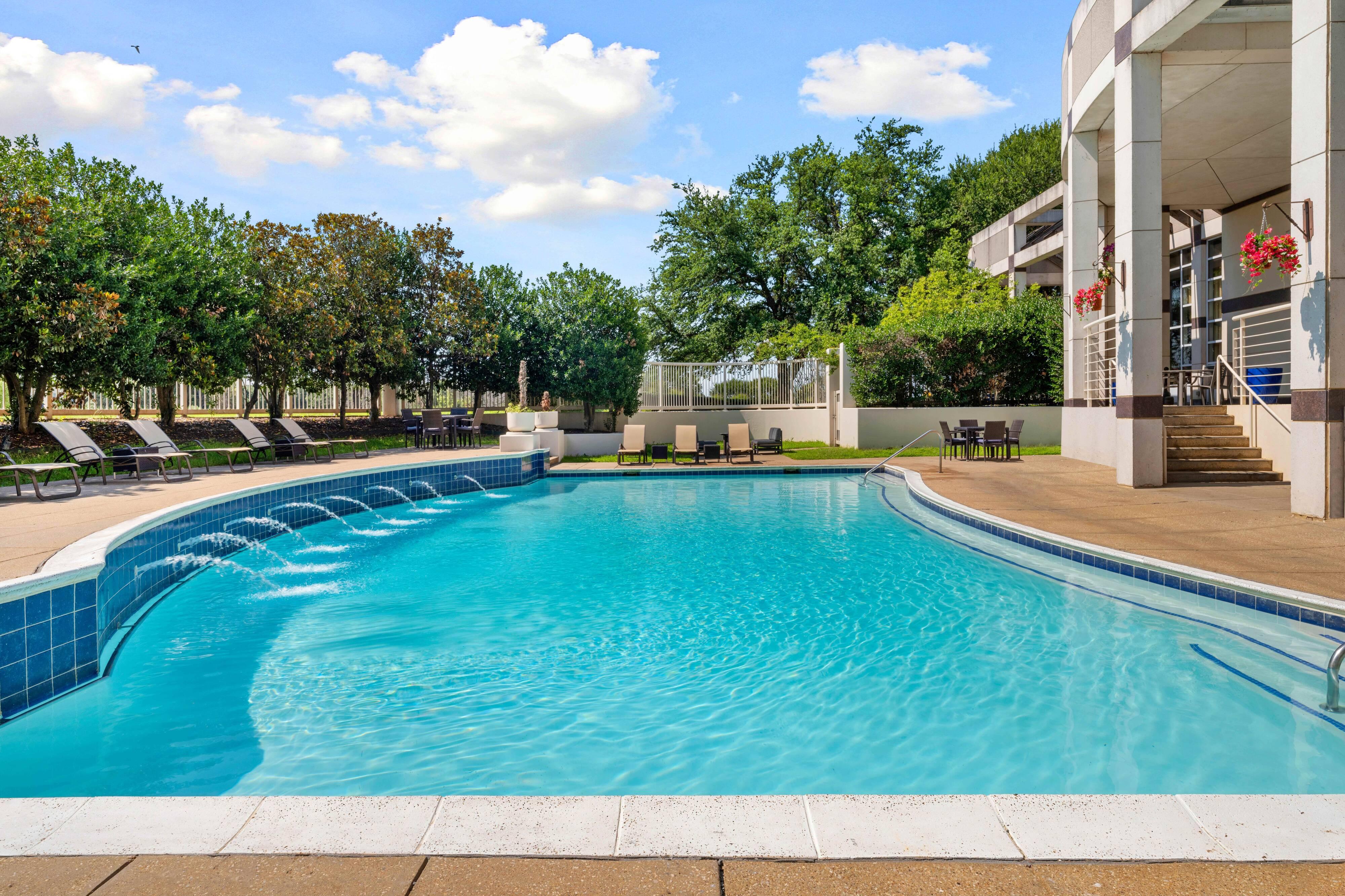 Renaissance Dallas North Hotel Фармърс Бранч Екстериор снимка