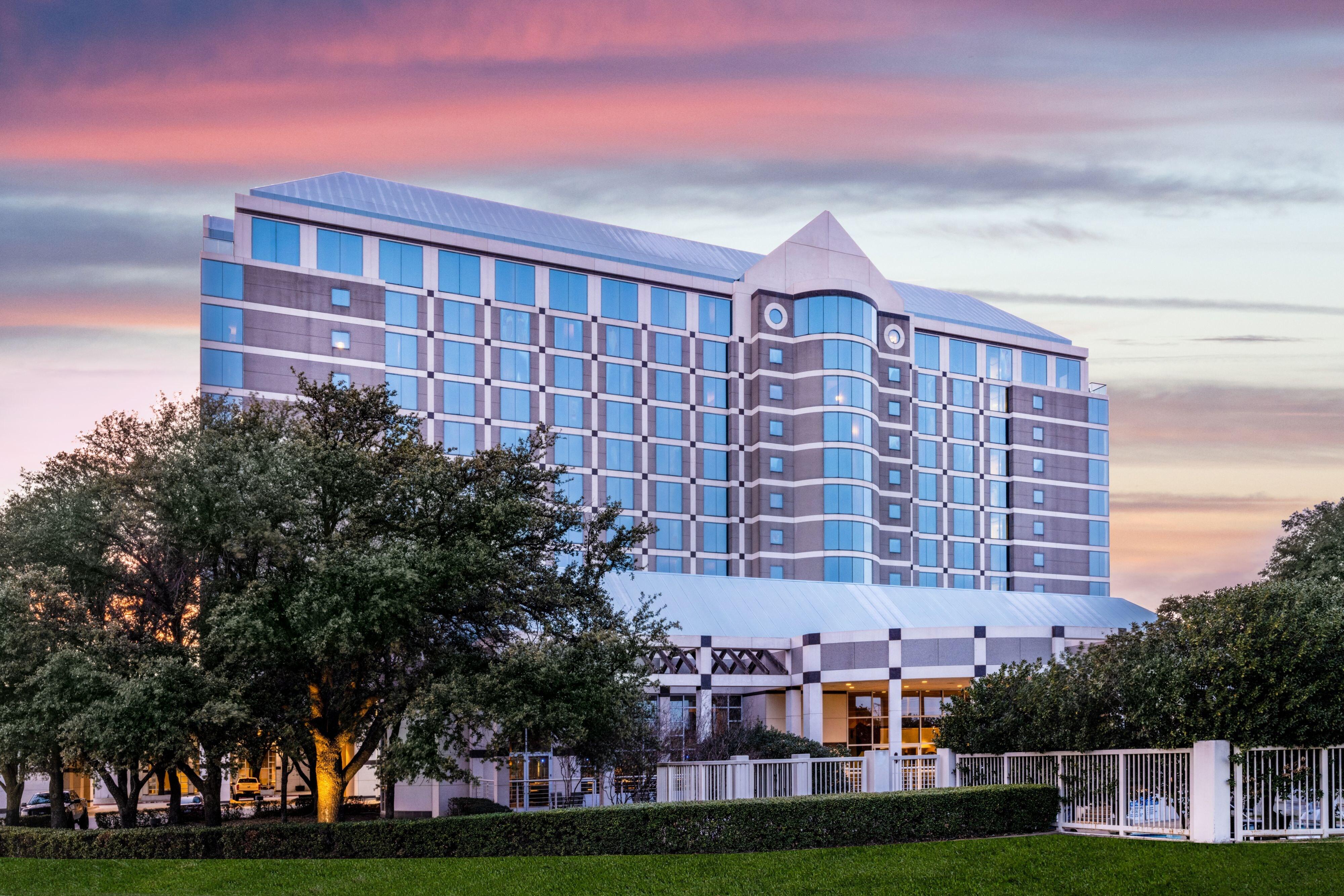 Renaissance Dallas North Hotel Фармърс Бранч Екстериор снимка