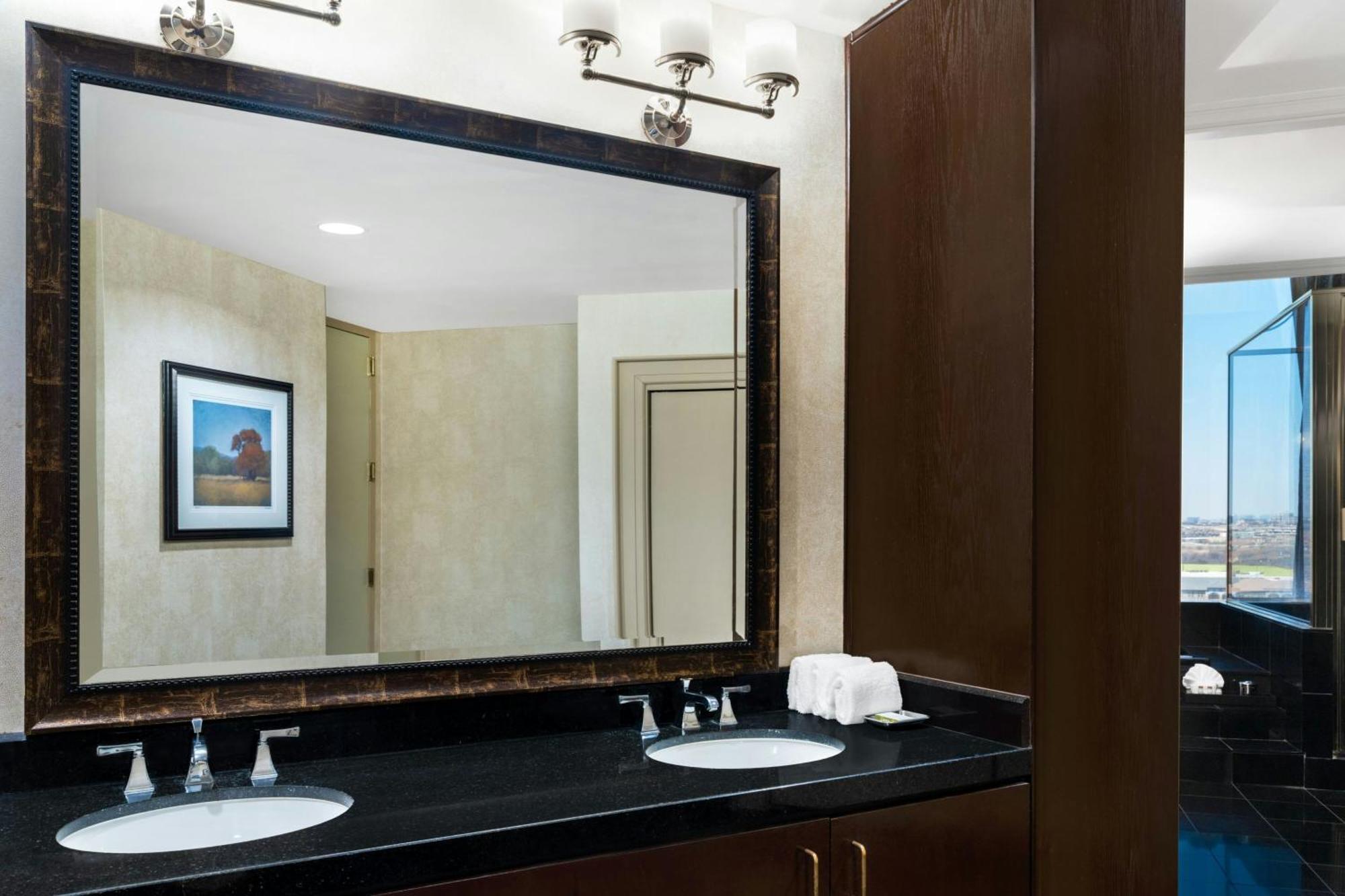 Renaissance Dallas North Hotel Фармърс Бранч Екстериор снимка